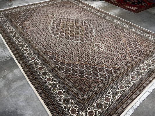 8'3"x11'4'' Hand-KnottedĀ 100% Wool Pile Tabrize Mahi Area Rug