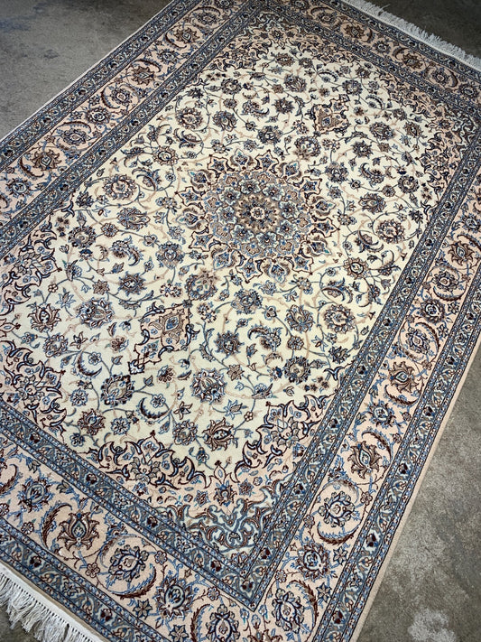 4'11"x7'2" Very Fine Hand-Knotted Wool & Silk Blend Naine Carpet - Area Rug