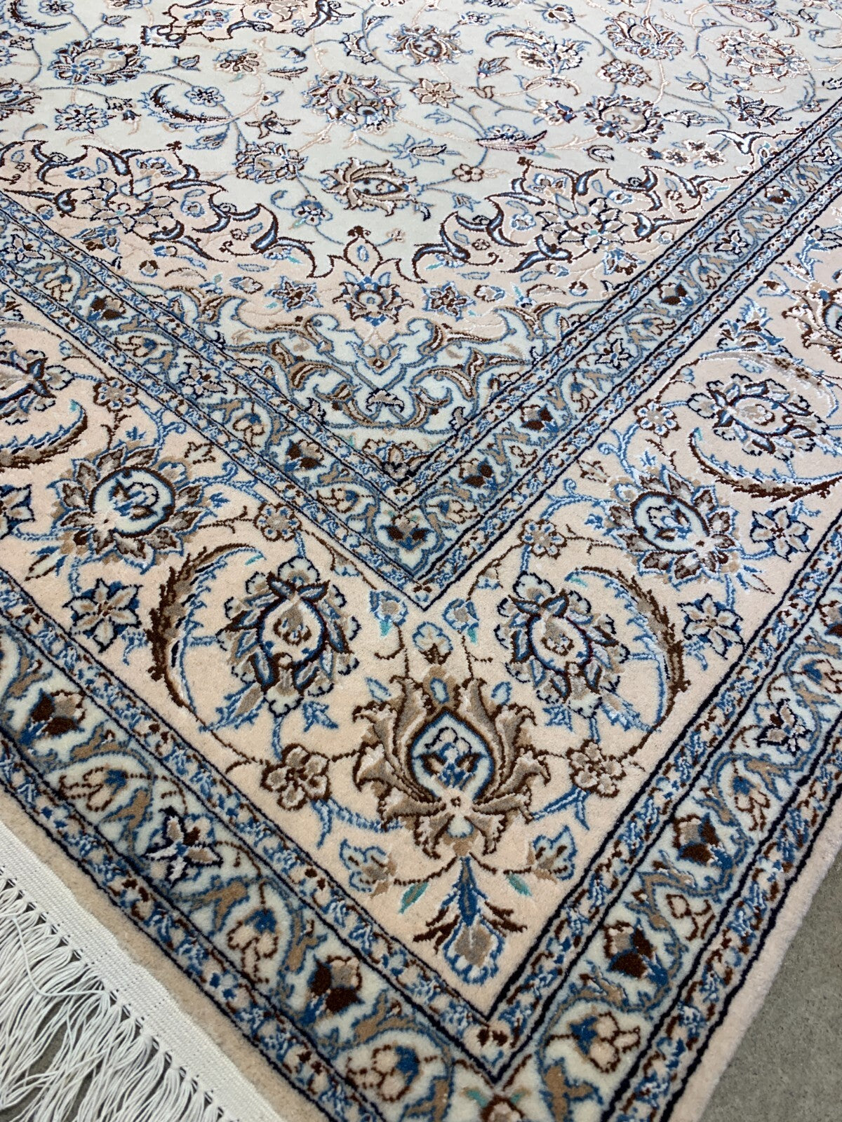 4'11"x7'2" Very Fine Hand-Knotted Wool & Silk Blend Naine Carpet - Area Rug