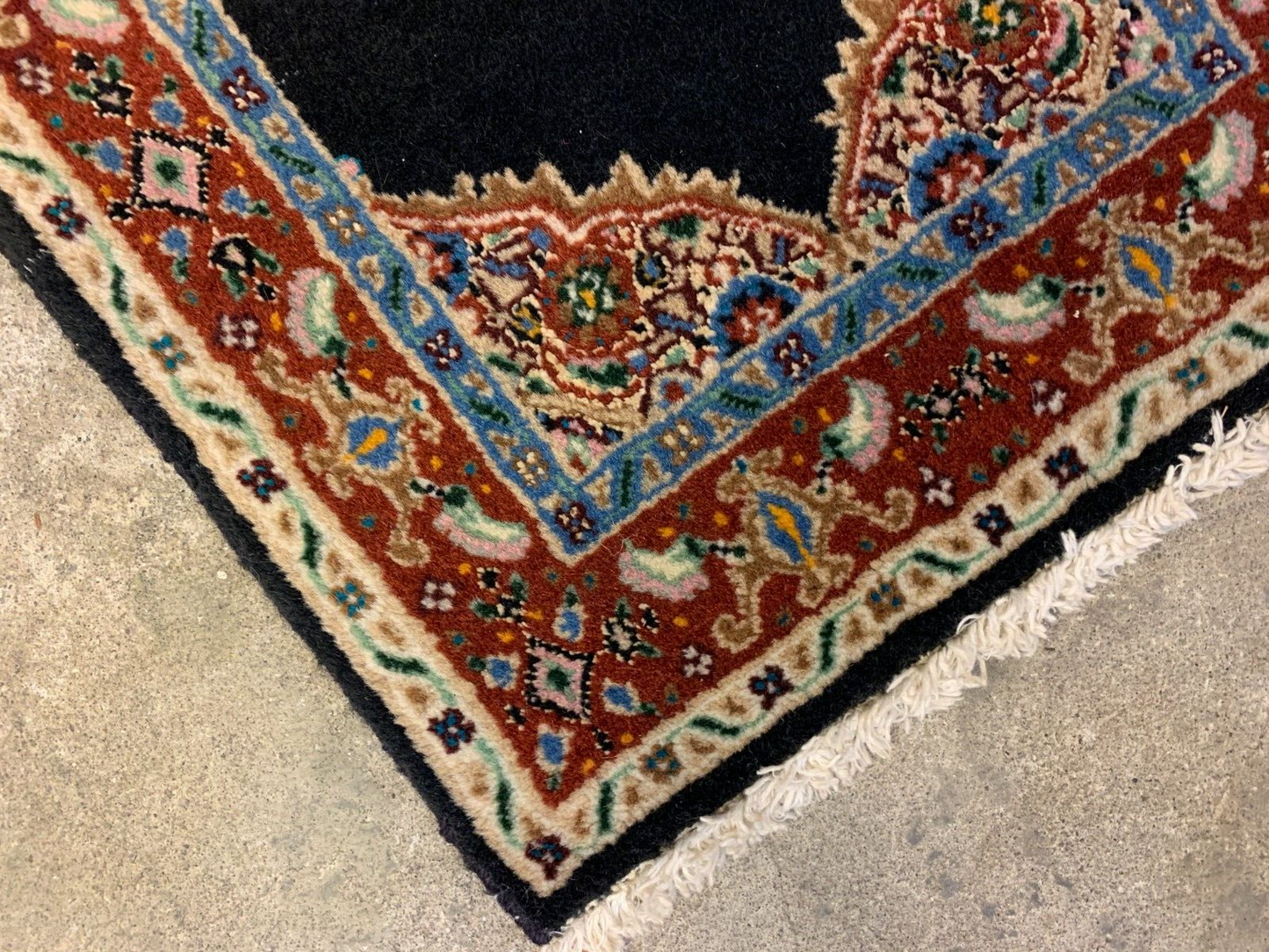 1'x1'11" Hand-Knotted Wool/Silk Blend Moode Carpet - Area Rug