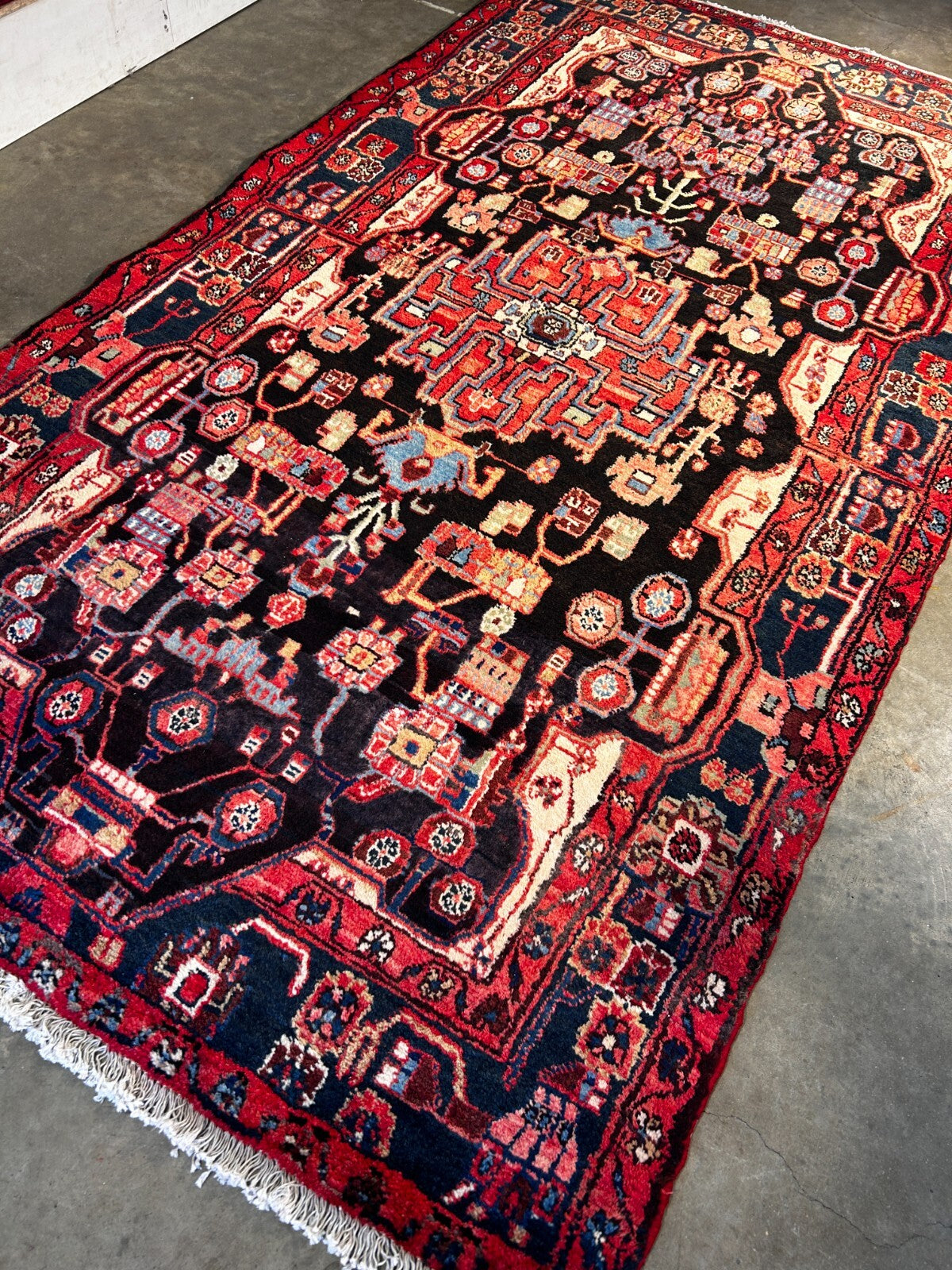4'9" x 8'8" Hand-Knotted 100% Wool Pile Nahavande Area Rug
