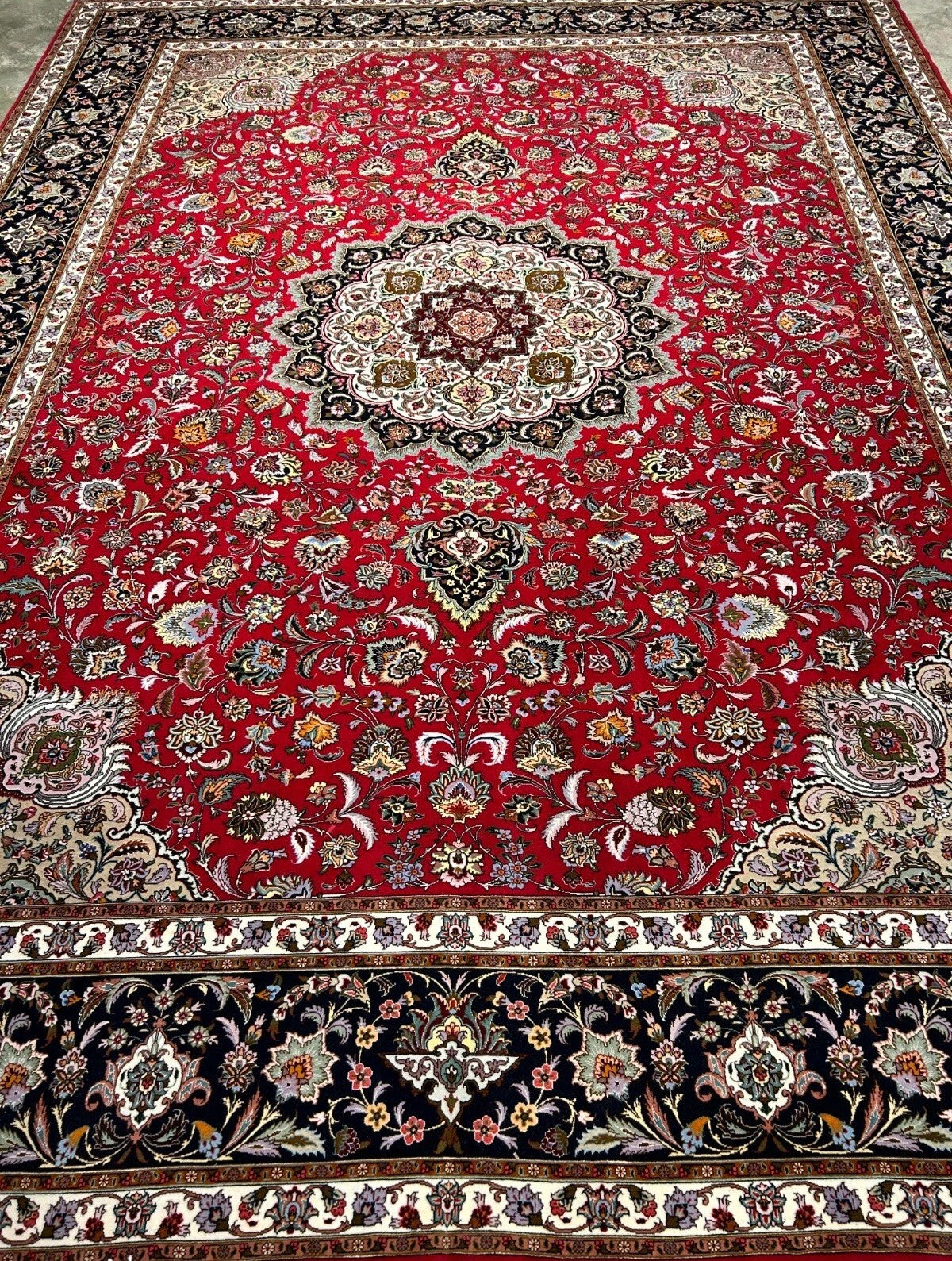 8'10"x12'11" Fine Hand-Knotted Wool & Silk Tabrize Rug