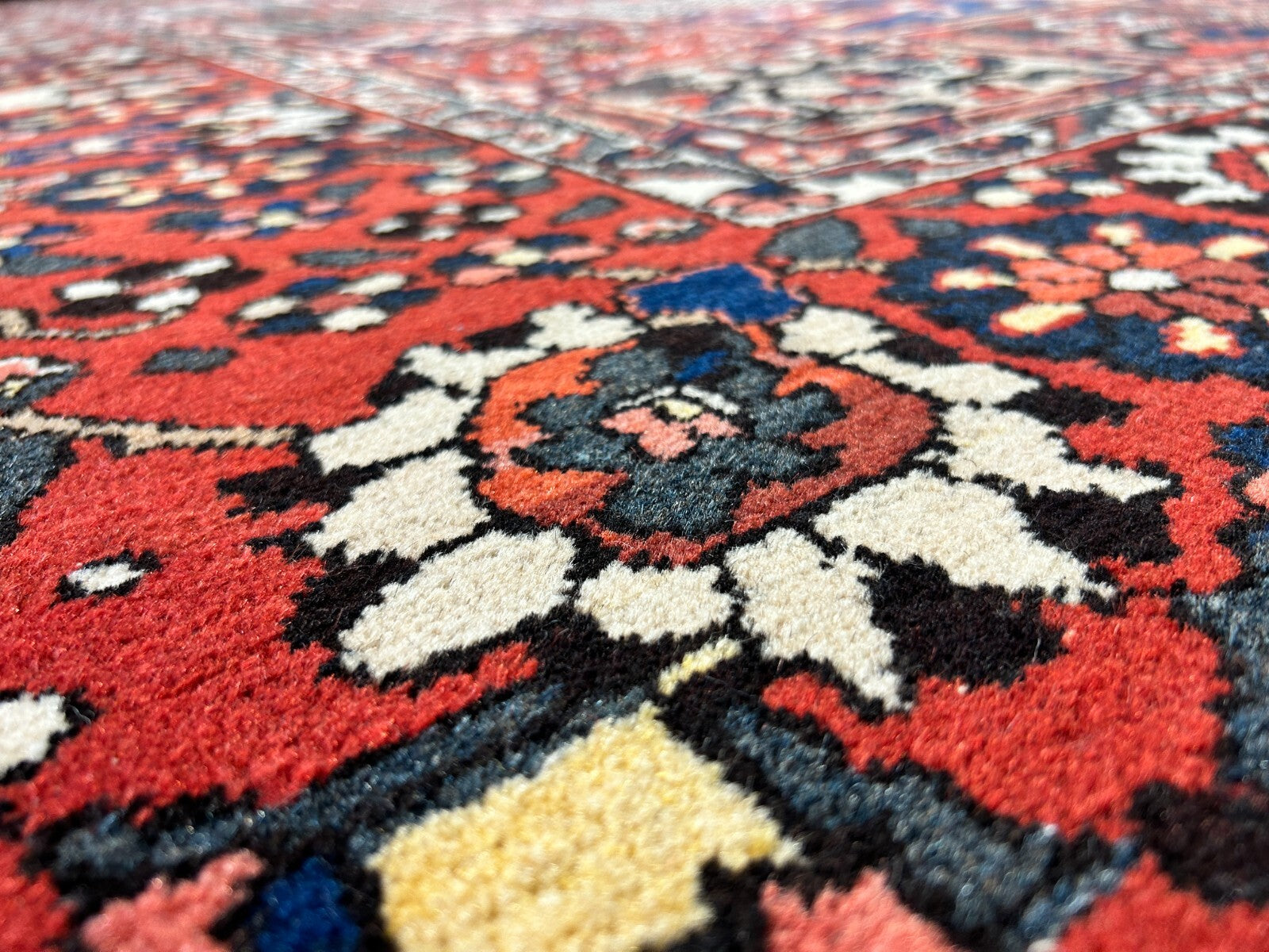 7'0"x9'9" Hand-Knotted 100% Lamb Wool Bakhtiarie Carpet - Area Rug