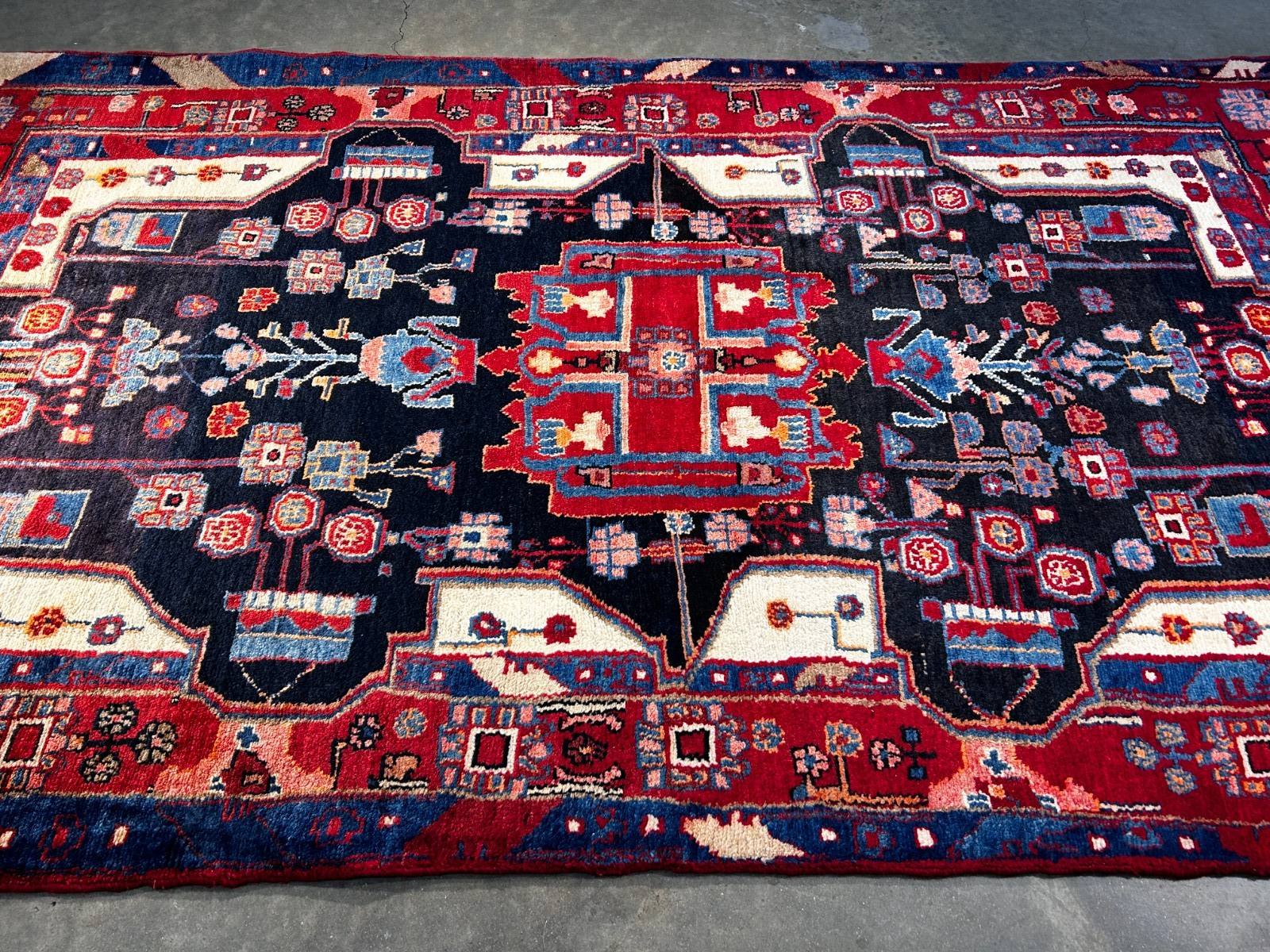 4'8" x 8'6" Hand-Knotted 100% Lamb Wool Pile Nahavande Area Rug