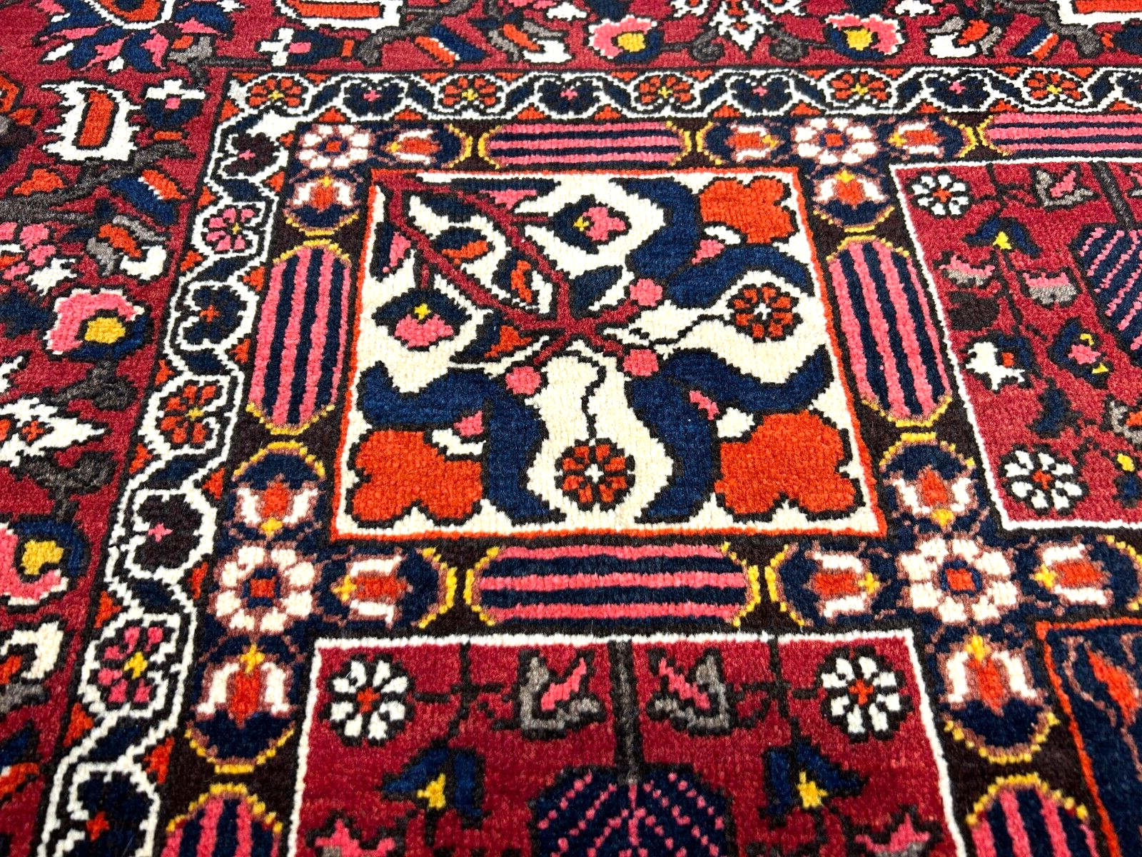 6'11"x10'3" Hand-Knotted 100% Lamb Wool Bakhtiarie Carpet - Area Rug