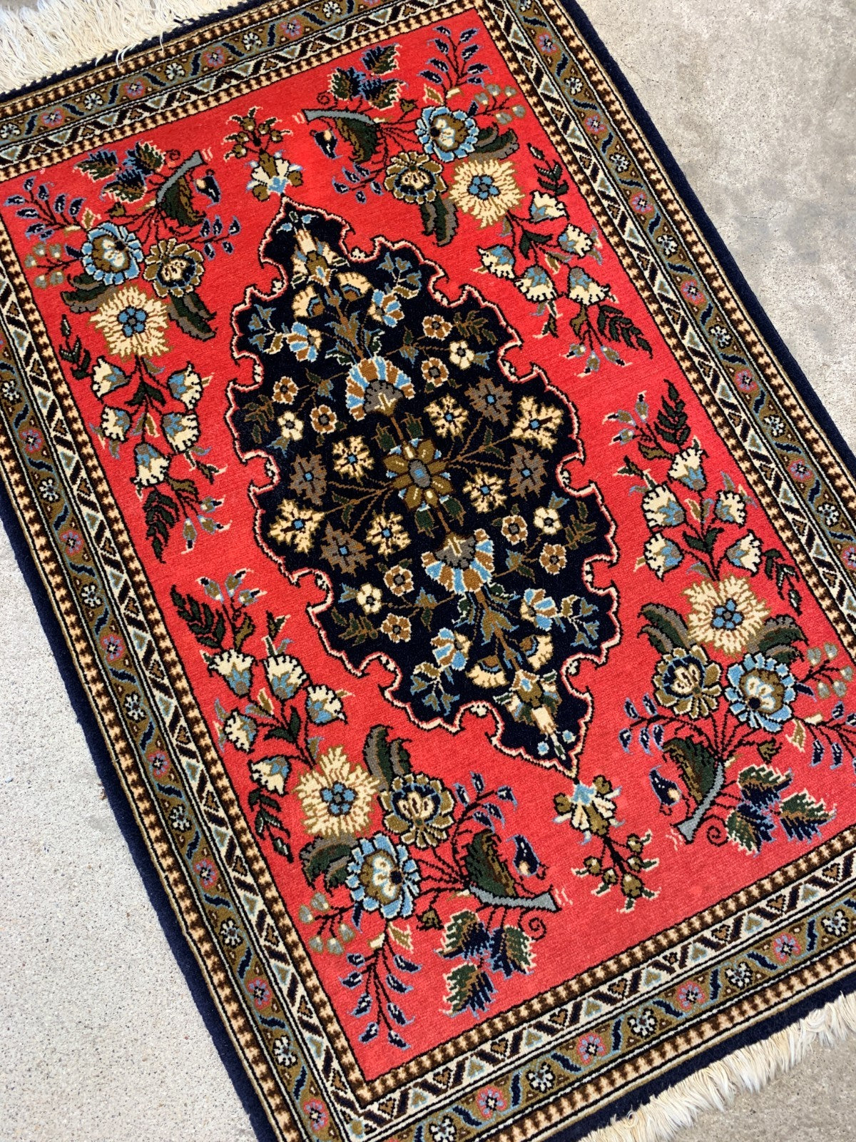 2'x3' Very Fine Hand-Knotted 100% Wool Qume Rug