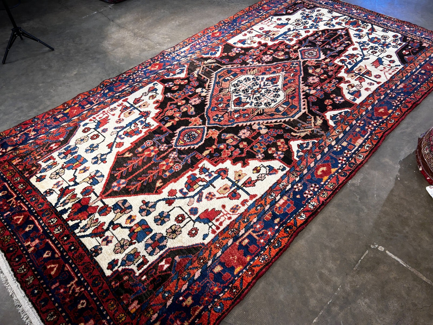 5'4" x 10'4" Hand-Knotted 100% Wool Nahavande Area Rug