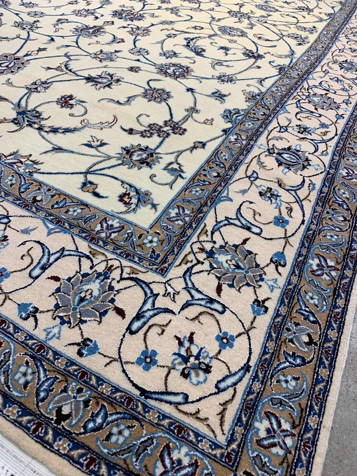 5'1"x8'6" Very Fine Hand-Knotted Wool & Silk Blend Naine Carpet - Area Rug