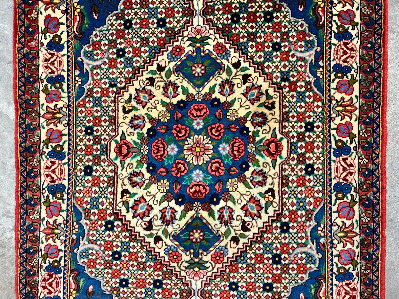 3'5"x4'11" Hand-Knotted 100% Lamb Wool Bakhtiarie Area Rug