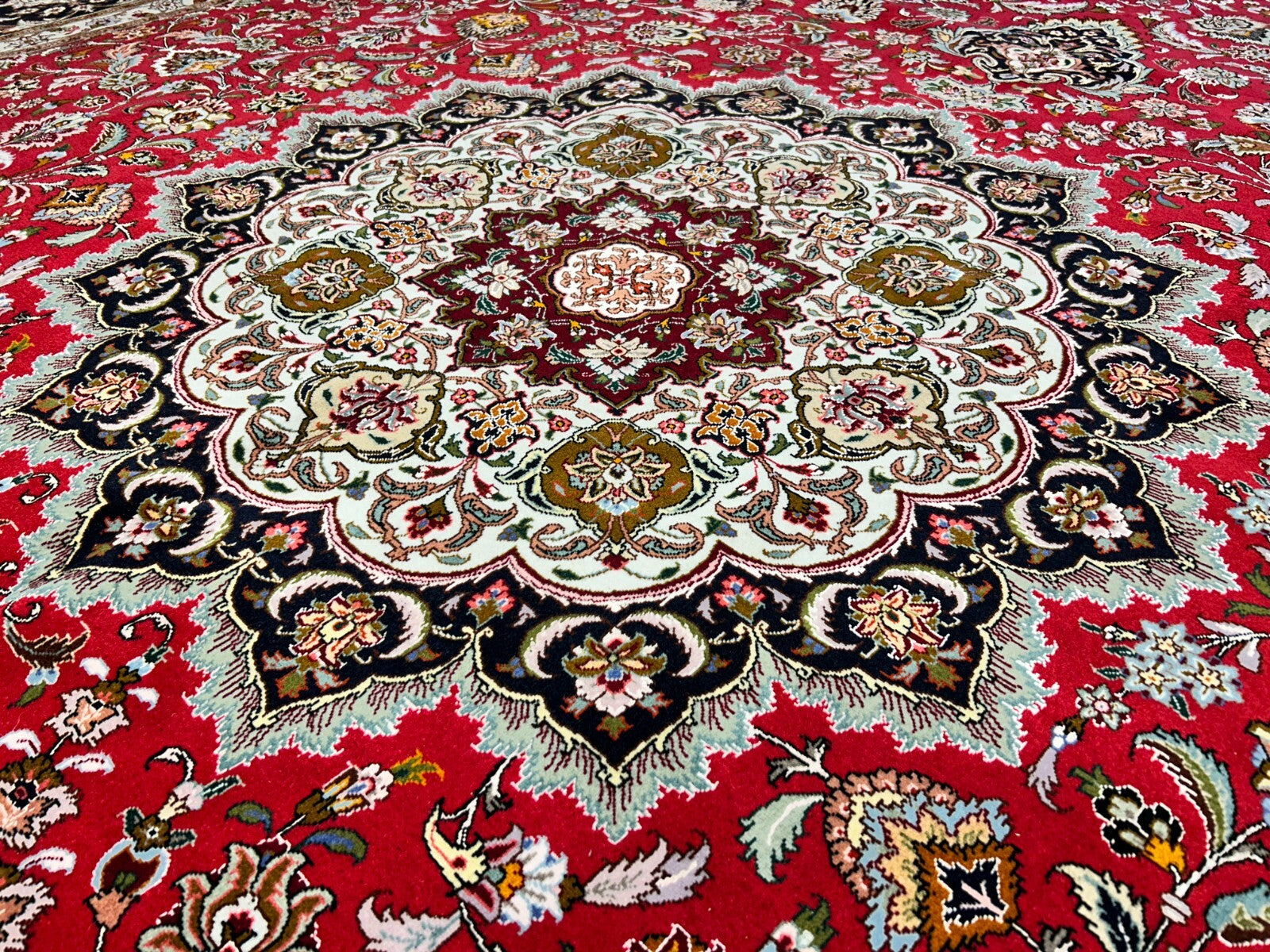 8'10"x12'11" Fine Hand-Knotted Wool & Silk Tabrize Rug