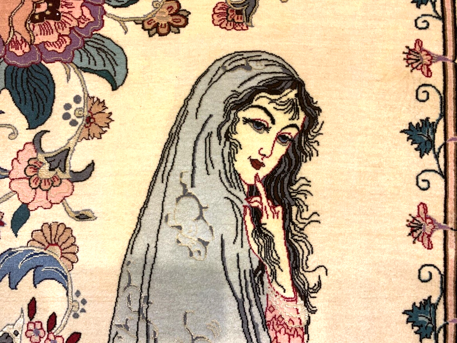 2'4"x3'9" Fine Hand-Knotted Wool & Silk Isfahane Pictorial Rug - Area Carpet