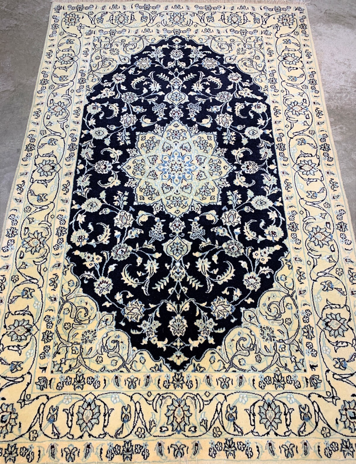 4'2" x 6'8'' Very-Fine Naine Hand-Knotted Wool / Silk Naine Area Rug