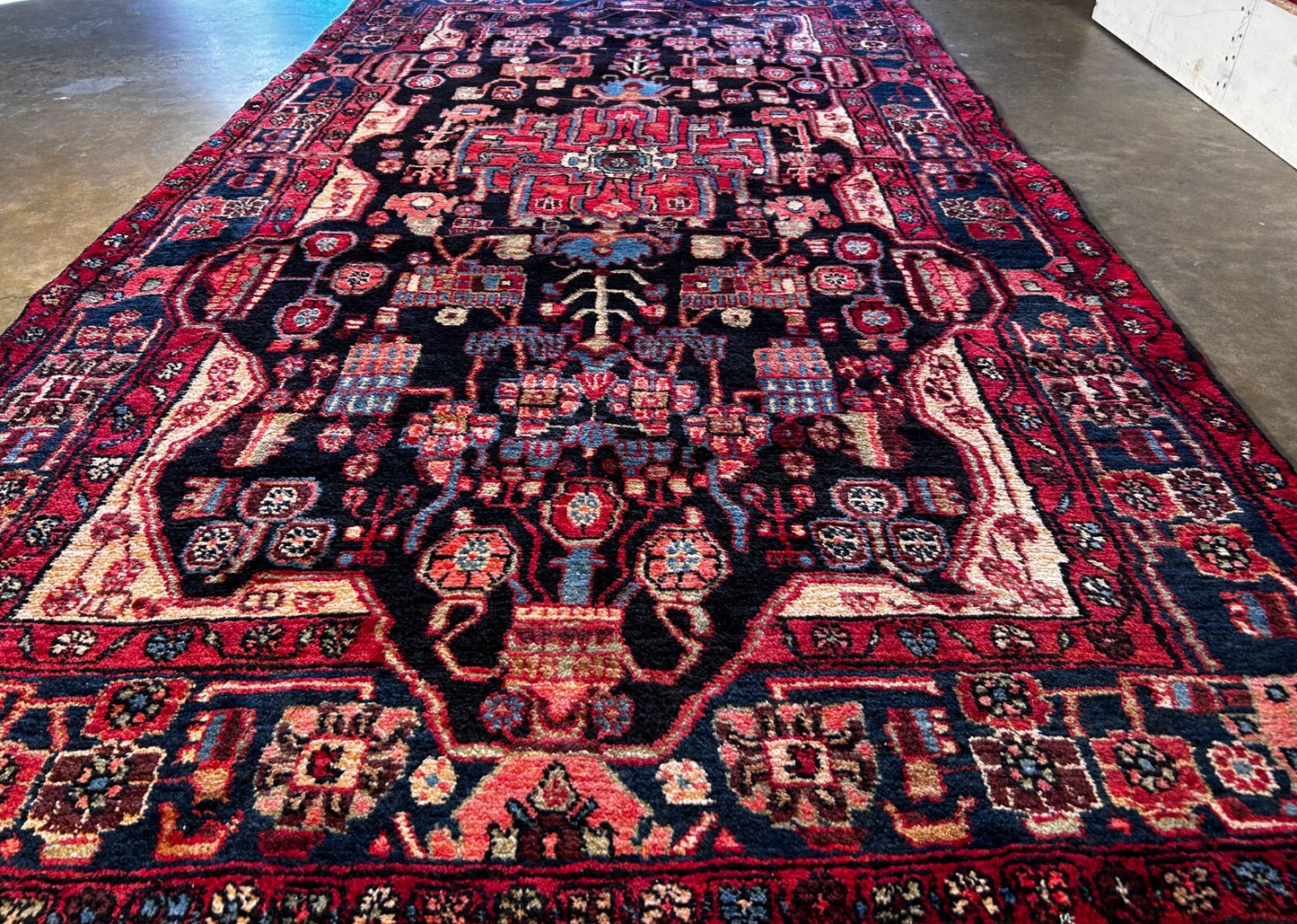 4'9" x 8'8" Hand-Knotted 100% Wool Pile Nahavande Area Rug