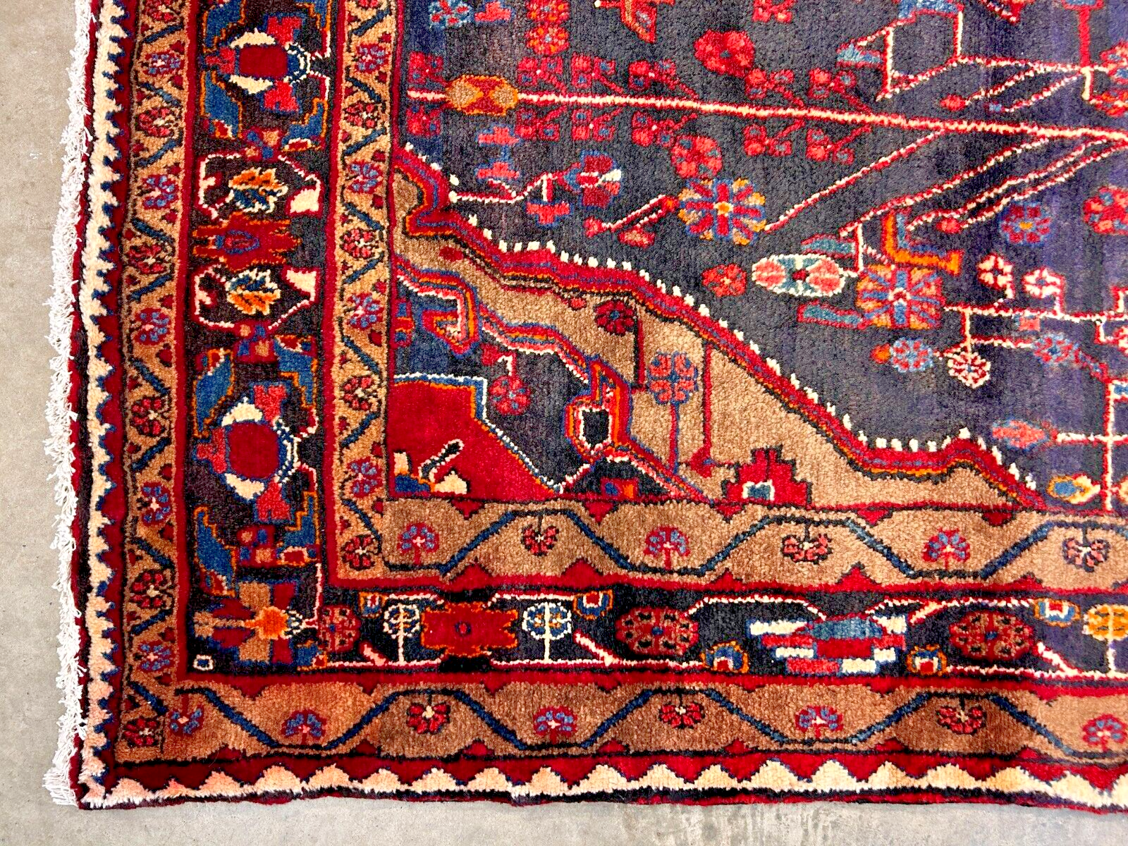 5'5" x 10'4" Hand-Knotted 100% Wool Pile Nahavande Area Rug