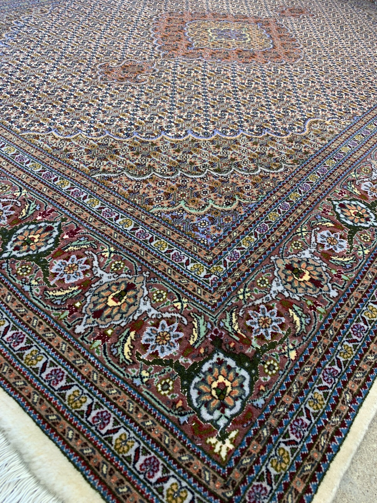 4'9"x6'7" Fine Hand-Knotted Wool & Silk Blend Tabrize Mahi Carpet - Area Rug