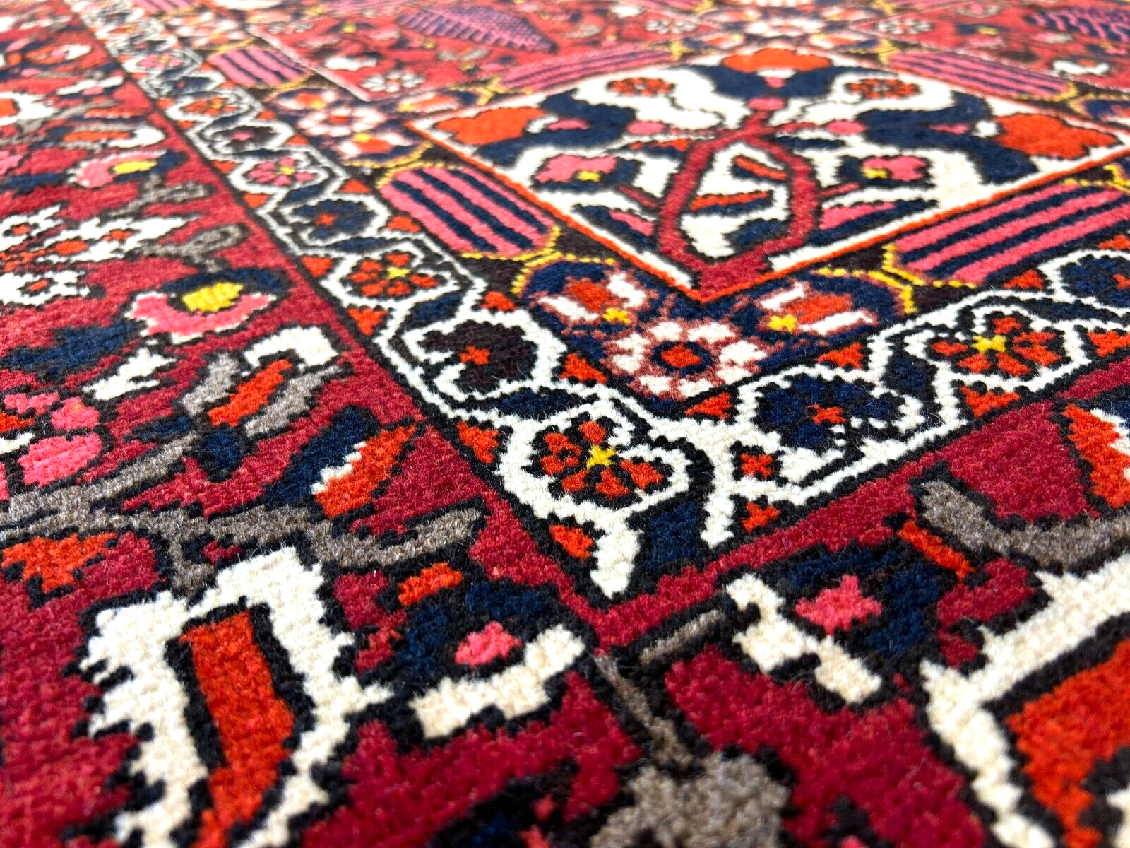 6'11"x10'3" Hand-Knotted 100% Lamb Wool Bakhtiarie Carpet - Area Rug