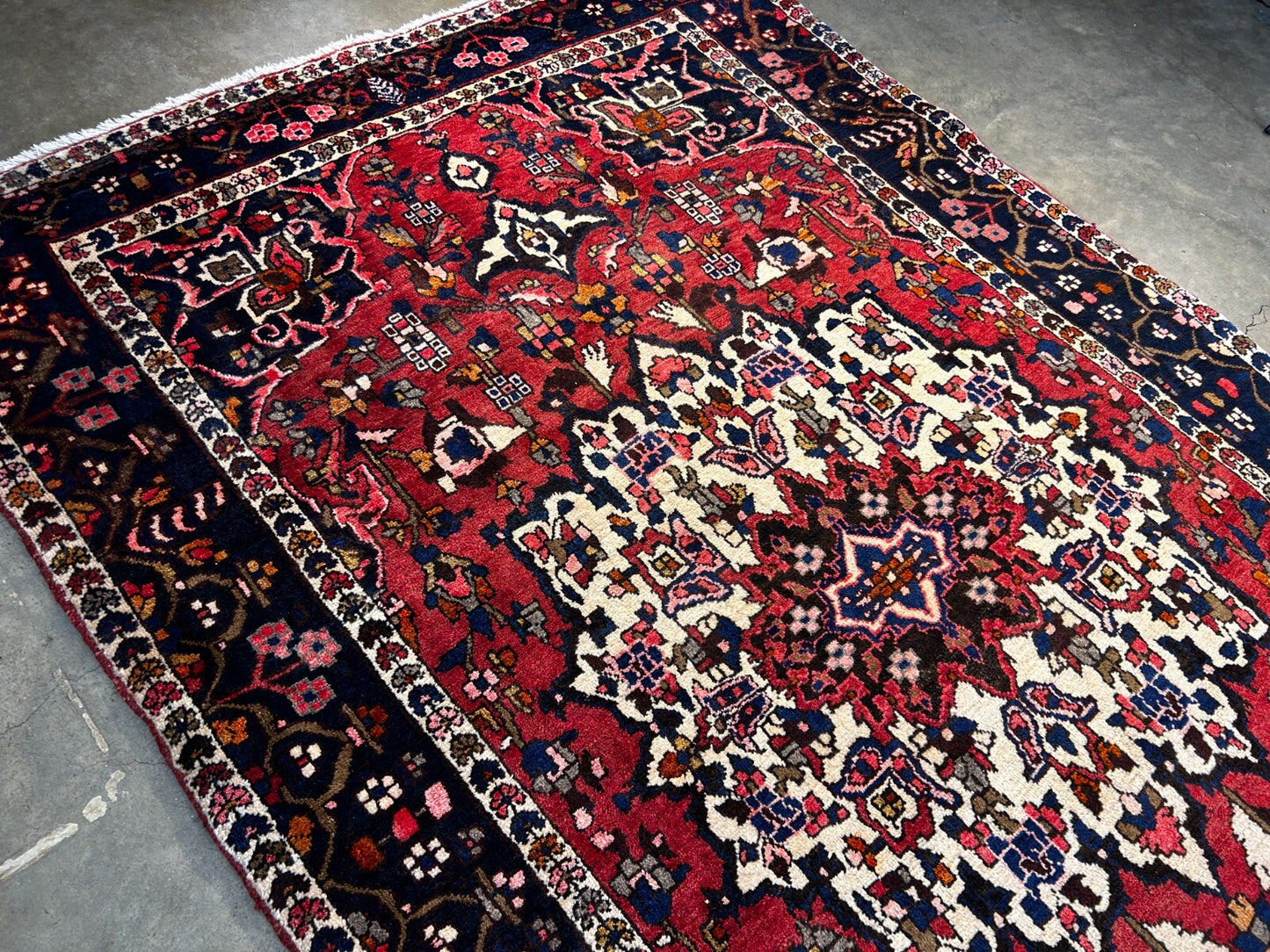 5'2" x 8'5'' Hand-Knotted 100% Wool Bakhtiare Area Rug