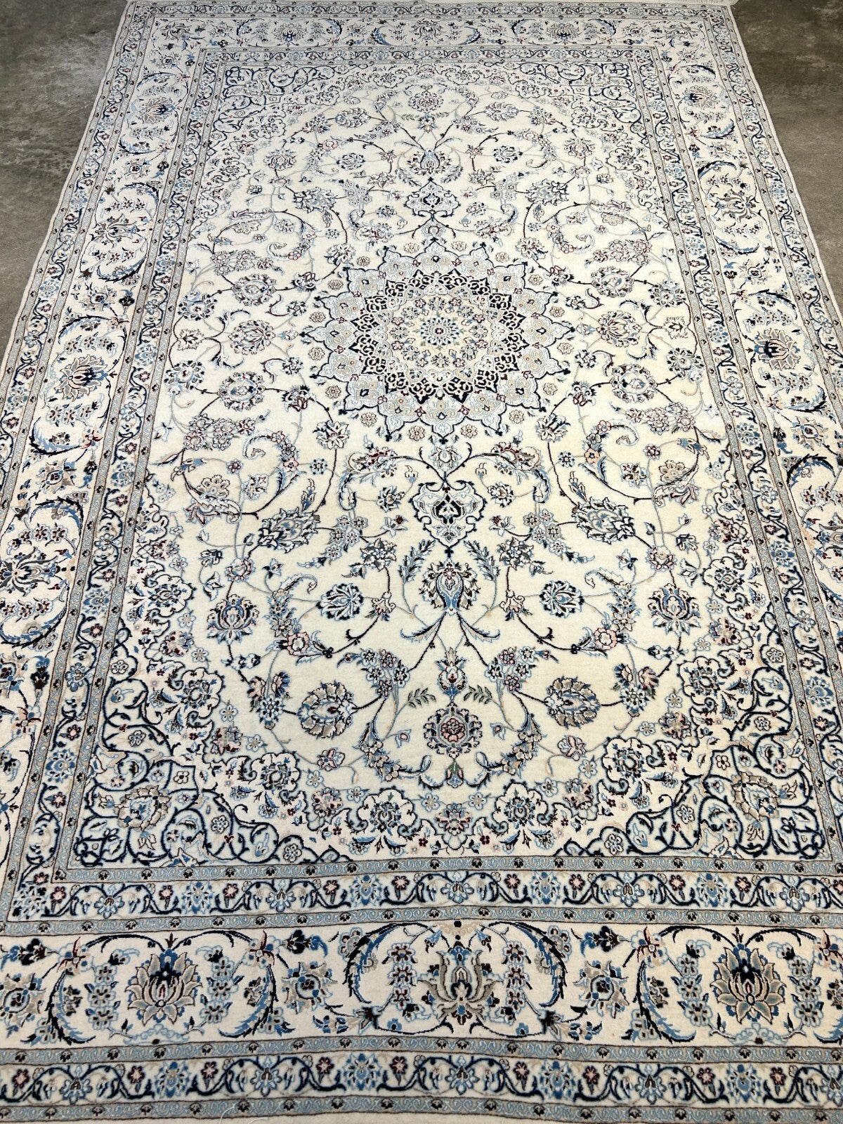 5'7"x9' Extra Fine Hand-Knotted Wool & Silk Naine Rug