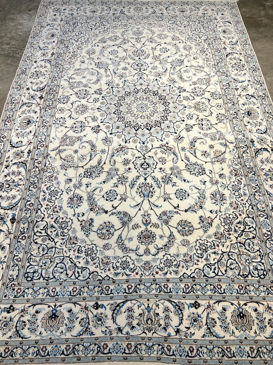 5'7"x9' Extra Fine Hand-Knotted Wool & Silk Naine Rug