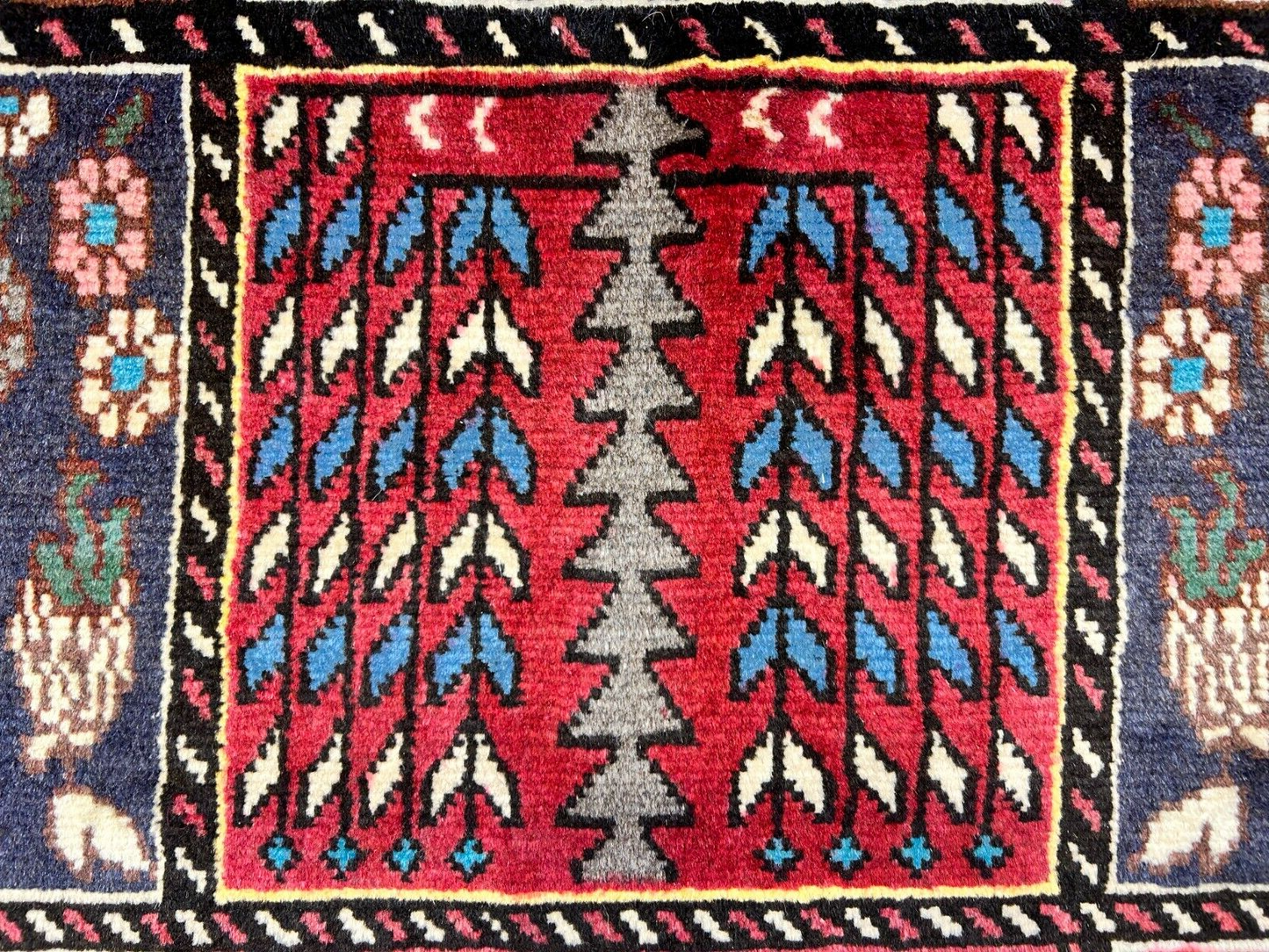 6'9"x9'5" Hand-Knotted 100% Lamb Wool Bakhtiarie Carpet - Area Rug