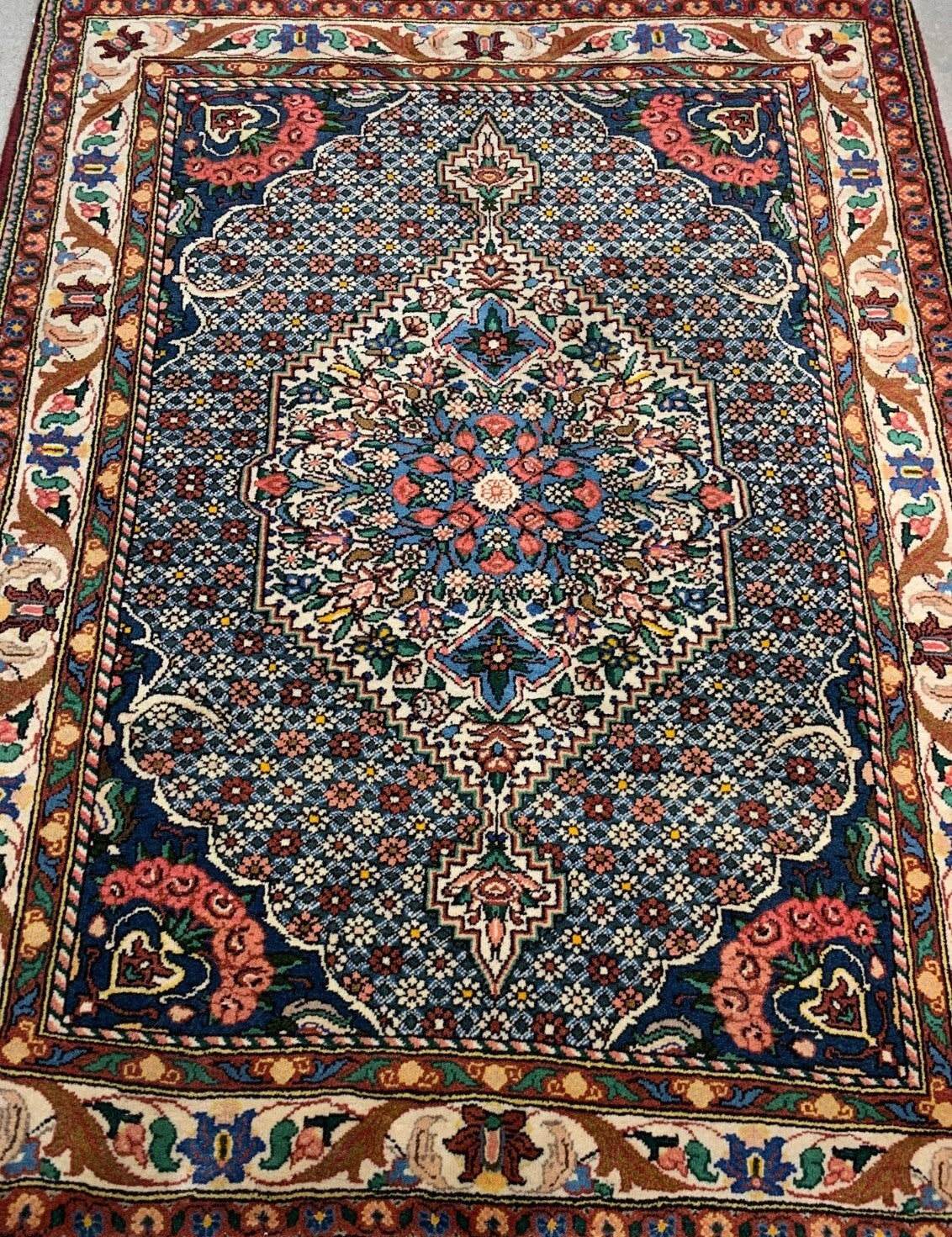 3'5"x5'2'' Hand-Knotted 100% Wool Bakhtiarie Area Rug - Area Carpet