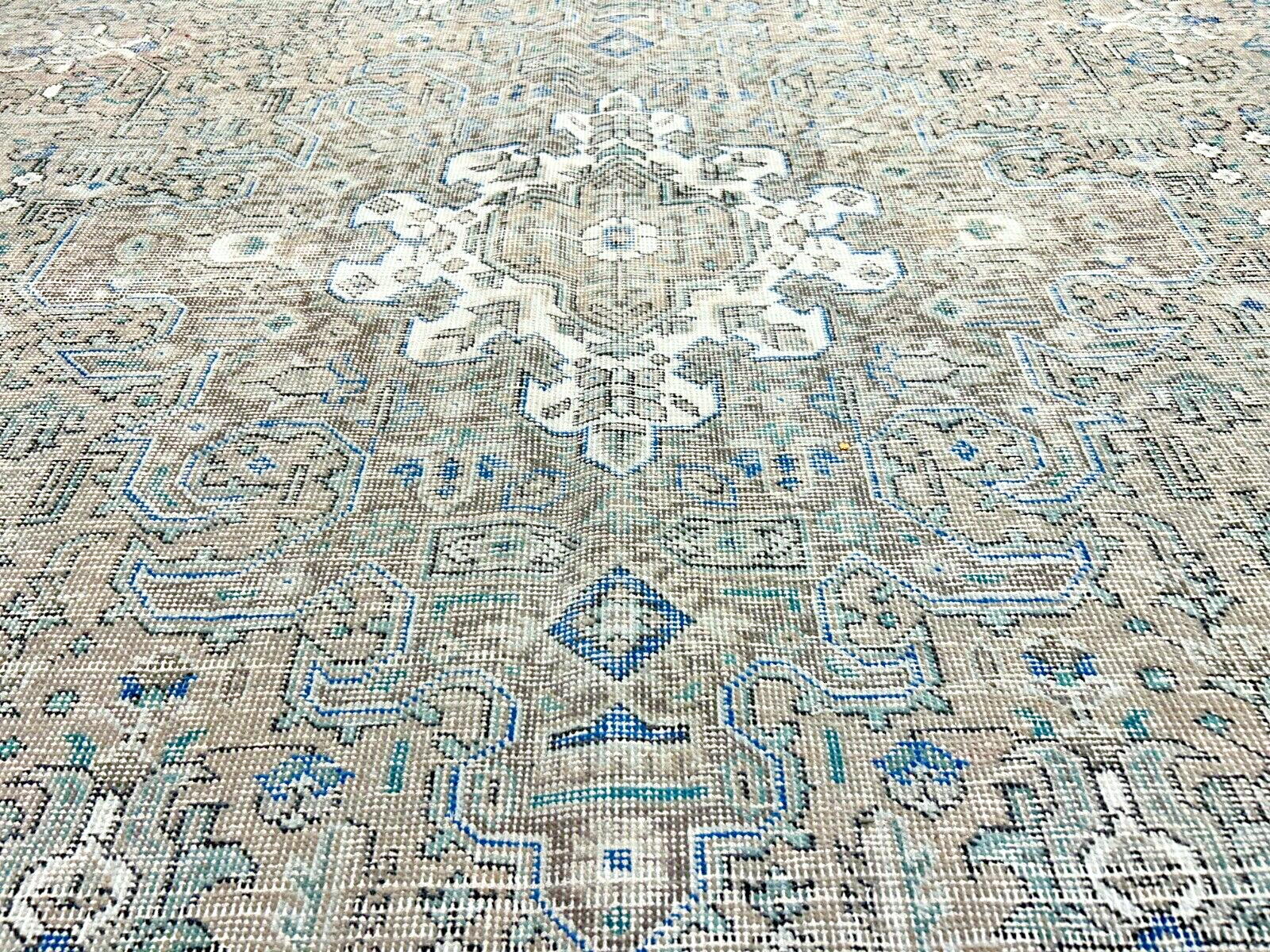 9'8"x12'5" Hand-Knotted 100% Wool Pile Herize Rug