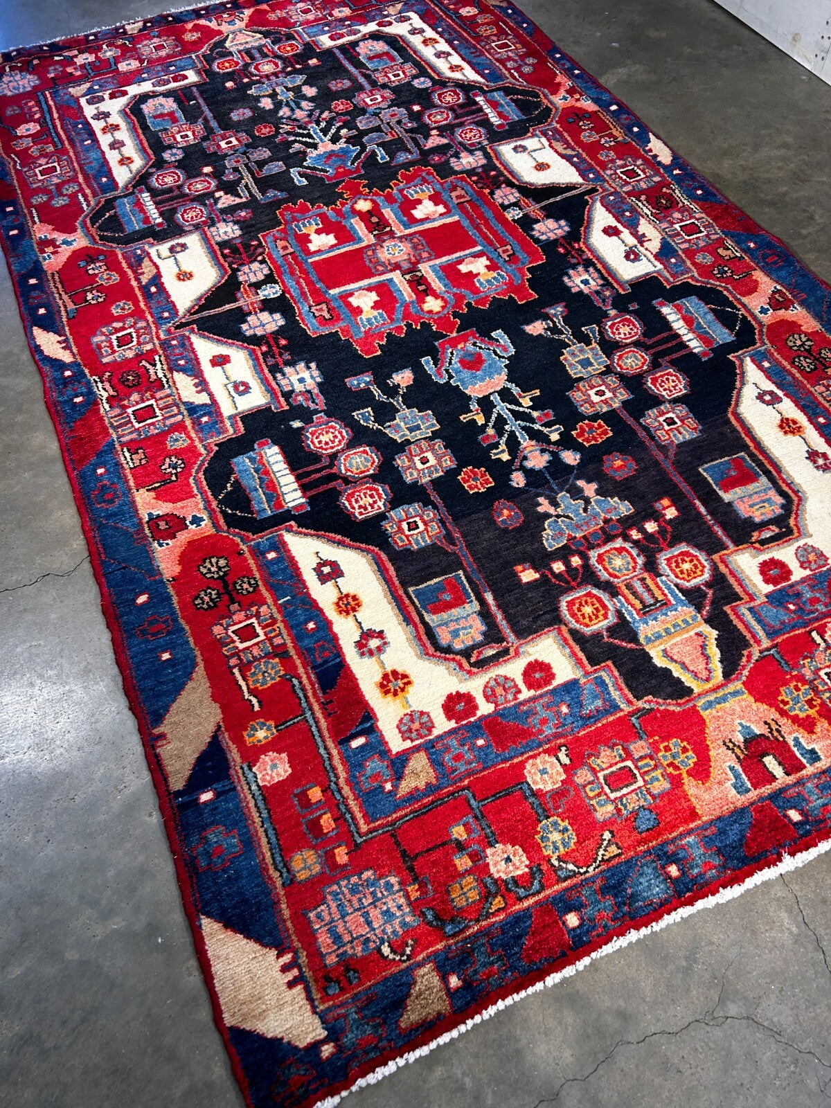 4'8" x 8'6" Hand-Knotted 100% Lamb Wool Pile Nahavande Area Rug