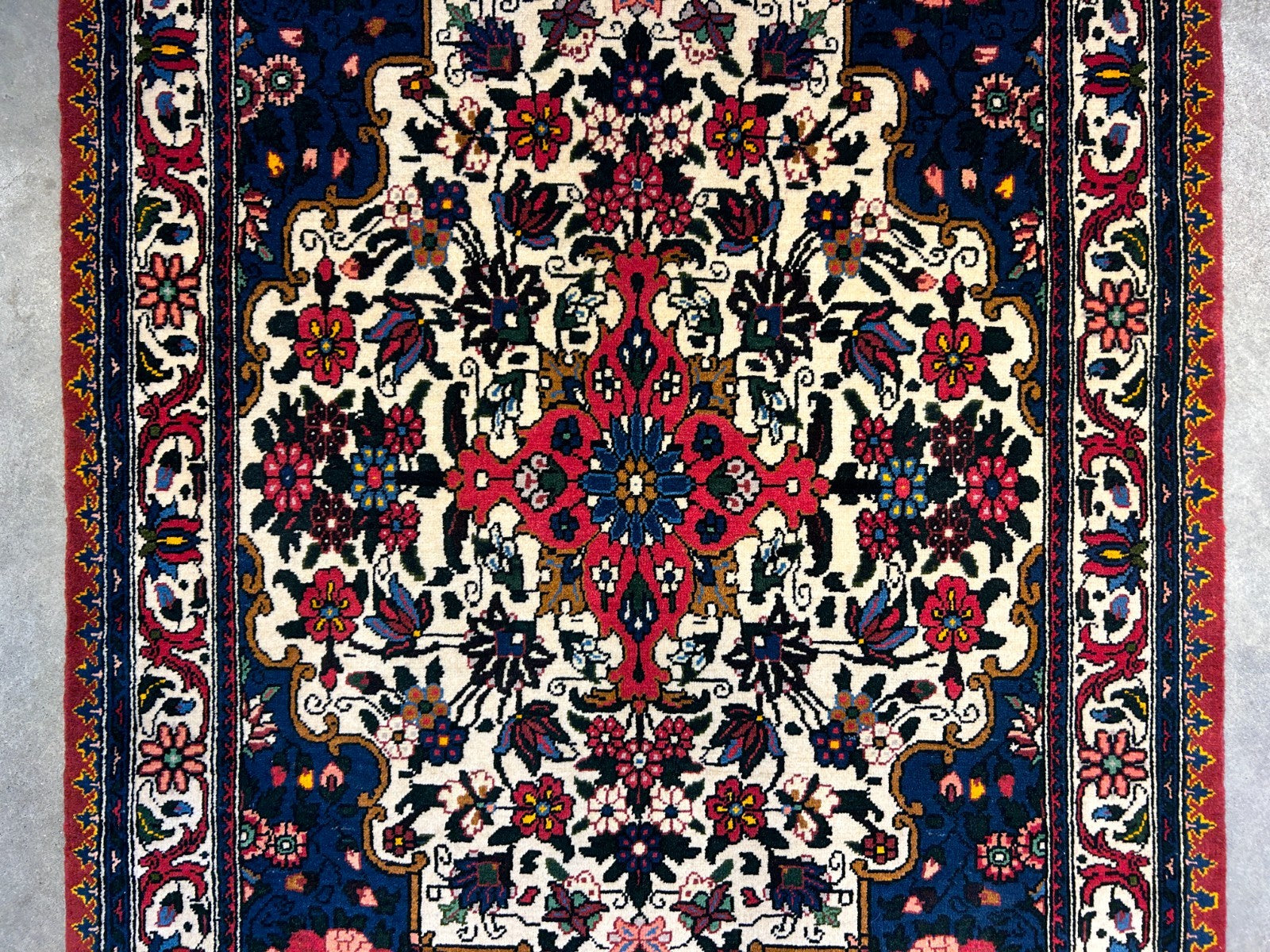 3'5"x5'2'' Hand-Knotted 100% Wool Persiane Bakhtiarie Area Rug