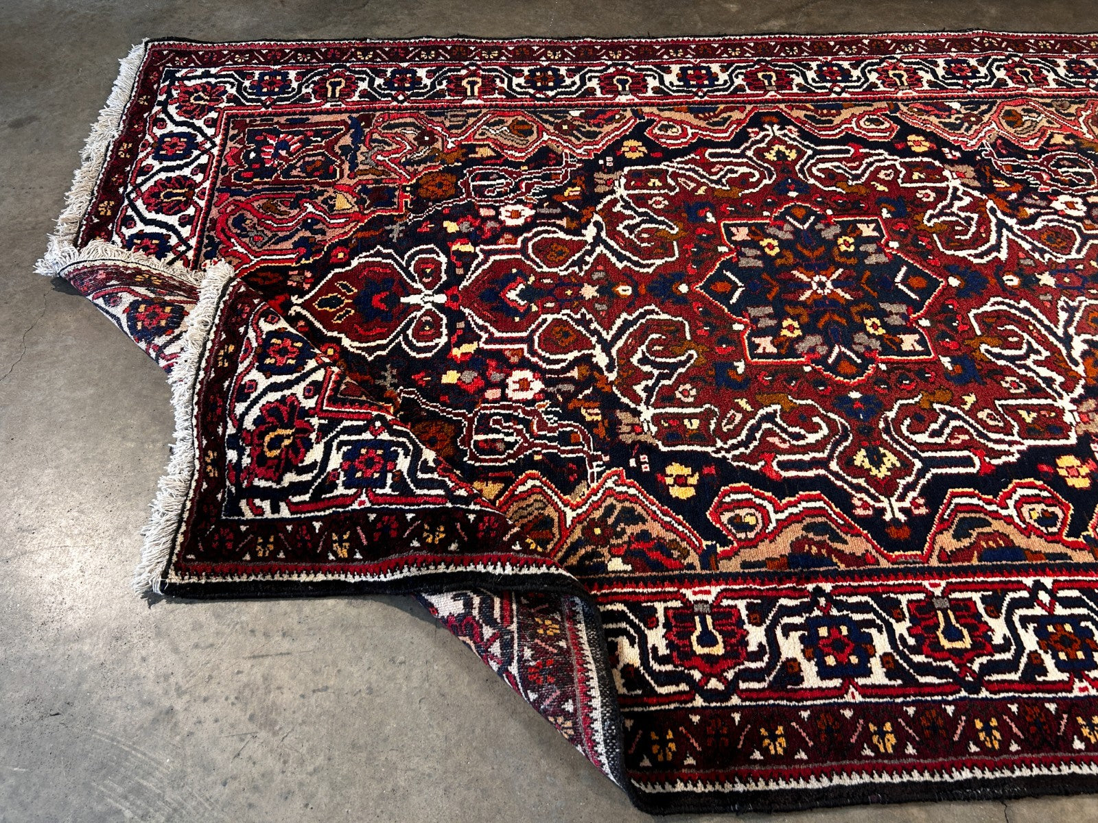 5'5" x 8'10" Hand-Knotted 100% Wool Pile Bakhtiarie Area Rug - Carpet