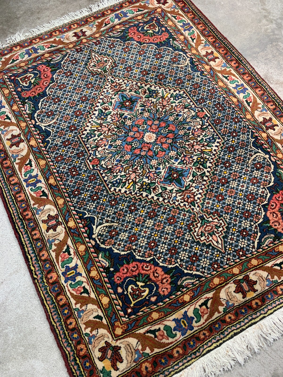 3'5"x5'2'' Hand-Knotted 100% Wool Bakhtiarie Area Rug - Area Carpet