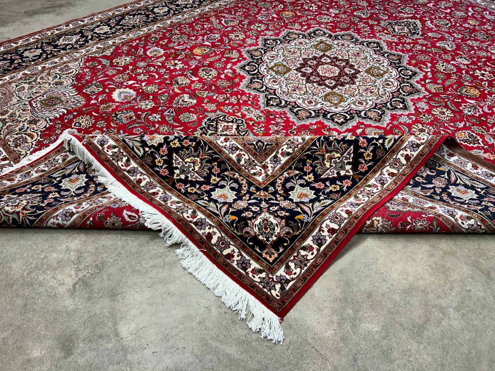 8'10"x12'11" Fine Hand-Knotted Wool & Silk Tabrize Rug