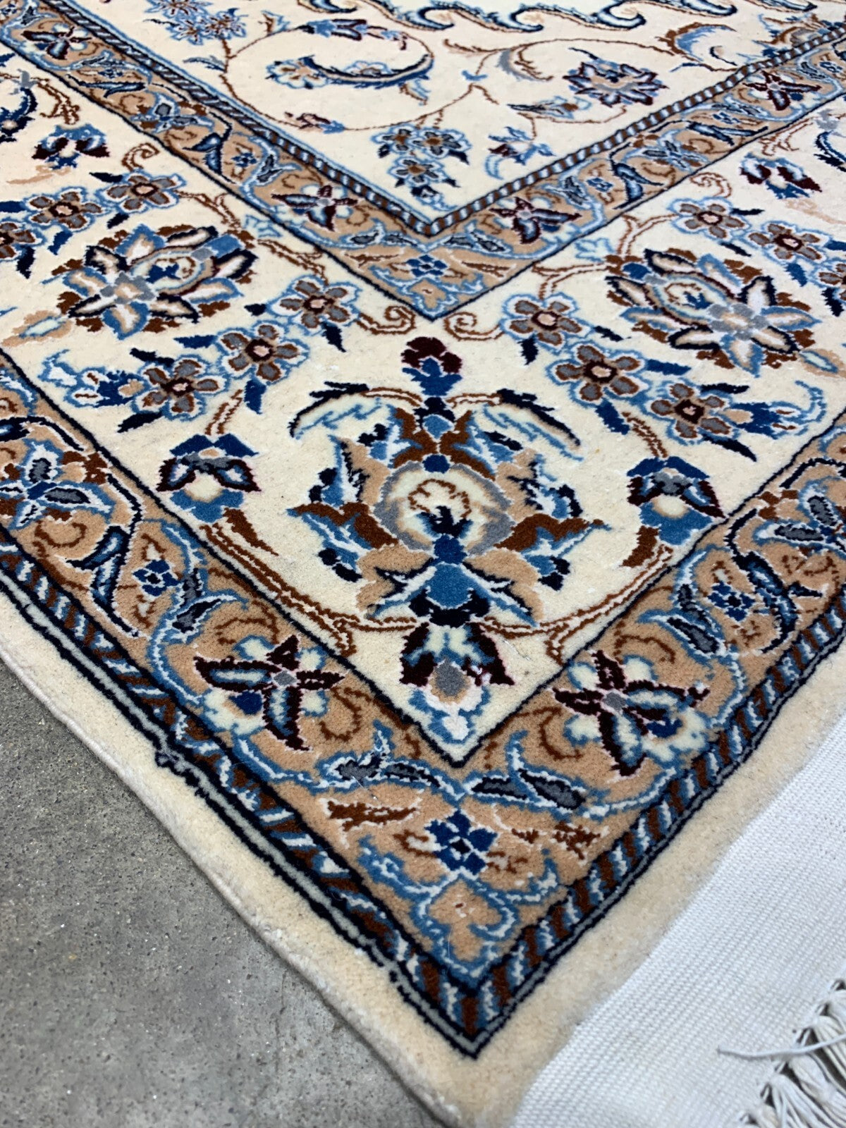 4'4"x6'11" Very Fine Hand-Knotted Wool & Silk Blend Naine Carpet - Area Rug