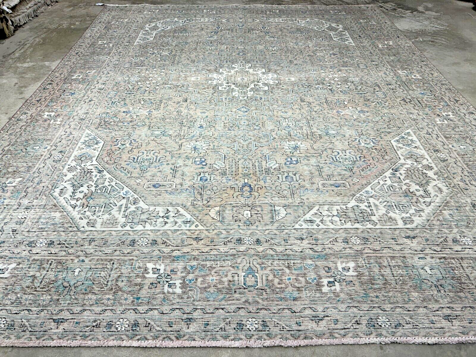 9'8"x12'5" Hand-Knotted 100% Wool Pile Herize Rug