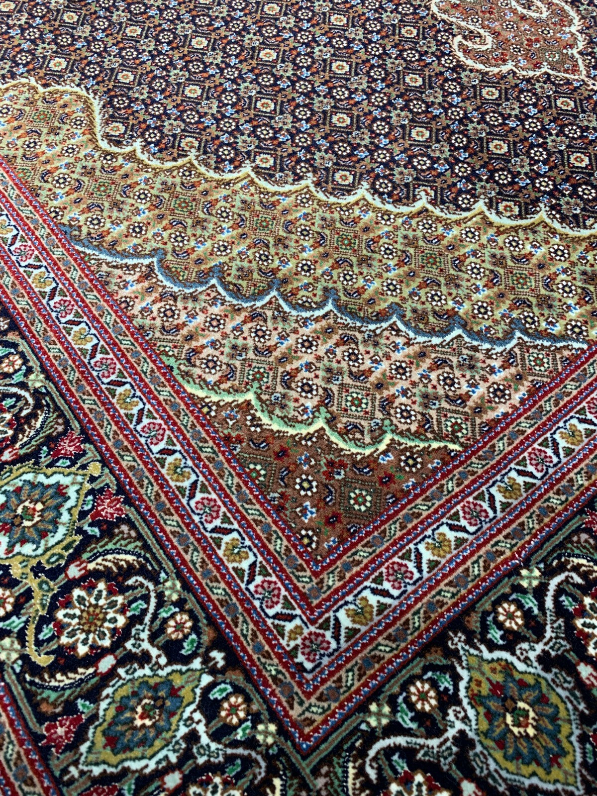 5'1"x7'2" Fine Hand-Knotted Wool & Silk Blend Tabrize Mahi Carpet - Area Rug