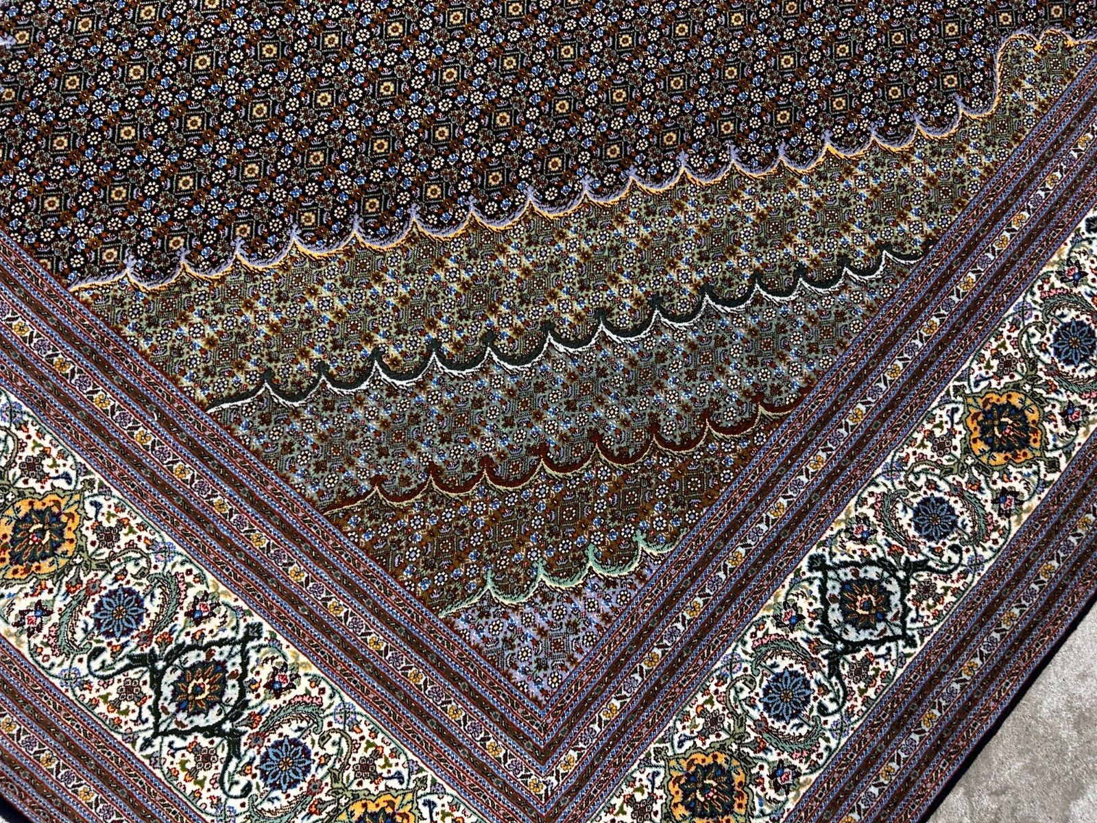 8'3"x11'6" Fine Hand-Knotted Wool & Silk Oriental Rug - Area Carpet