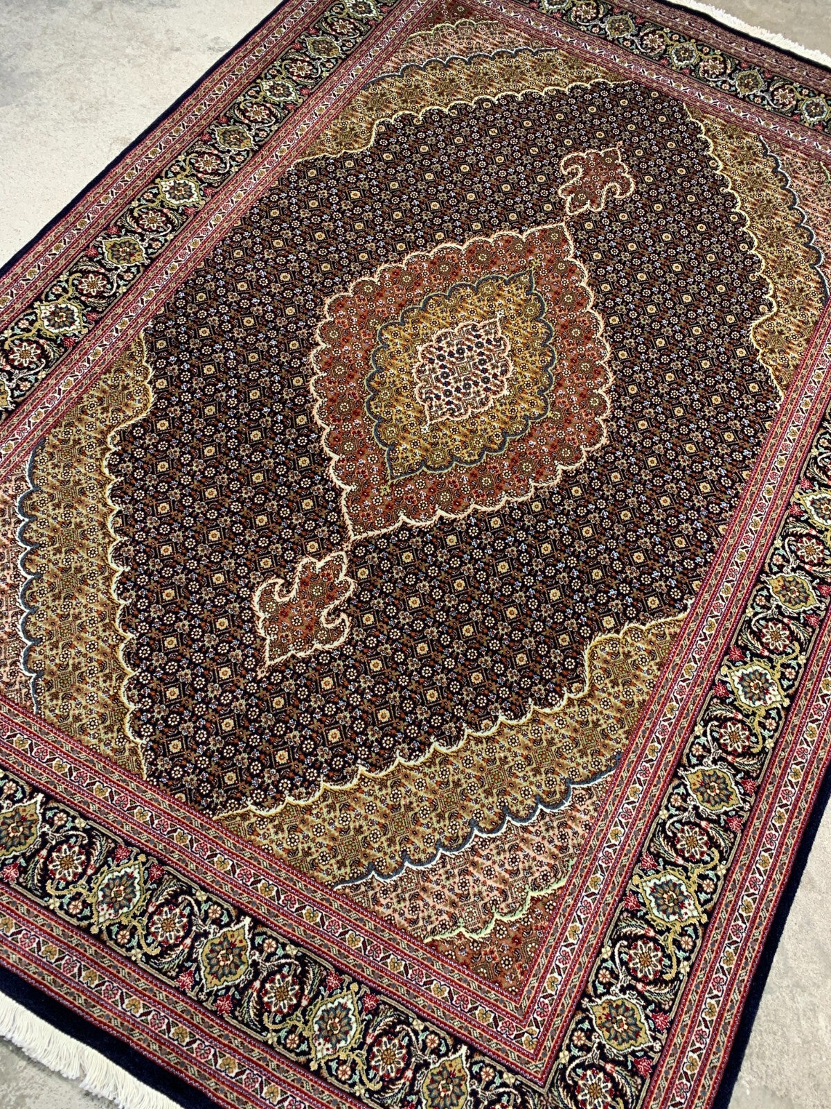 5'1"x7'2" Fine Hand-Knotted Wool & Silk Blend Tabrize Mahi Carpet - Area Rug