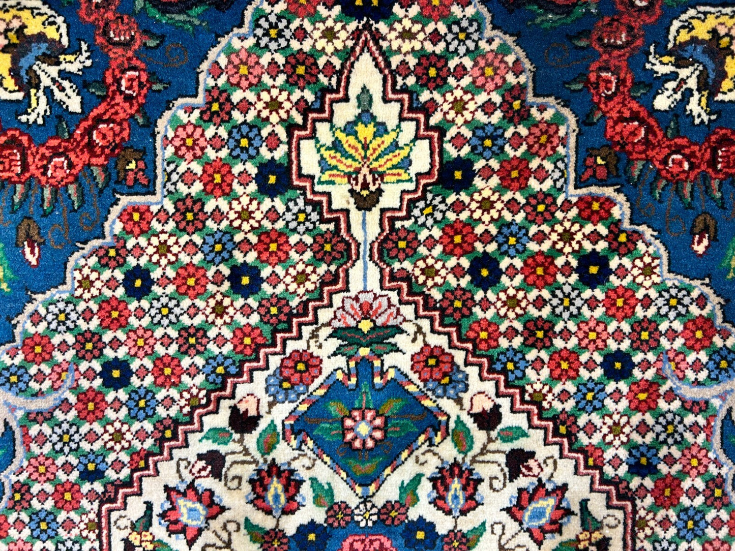 3'5"x4'11" Hand-Knotted 100% Lamb Wool Bakhtiarie Area Rug