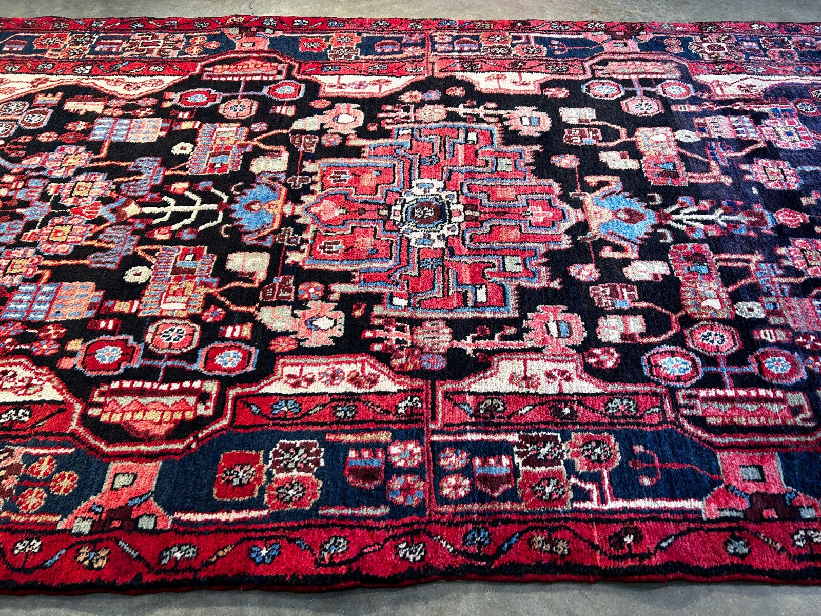 4'9" x 8'8" Hand-Knotted 100% Wool Pile Nahavande Area Rug