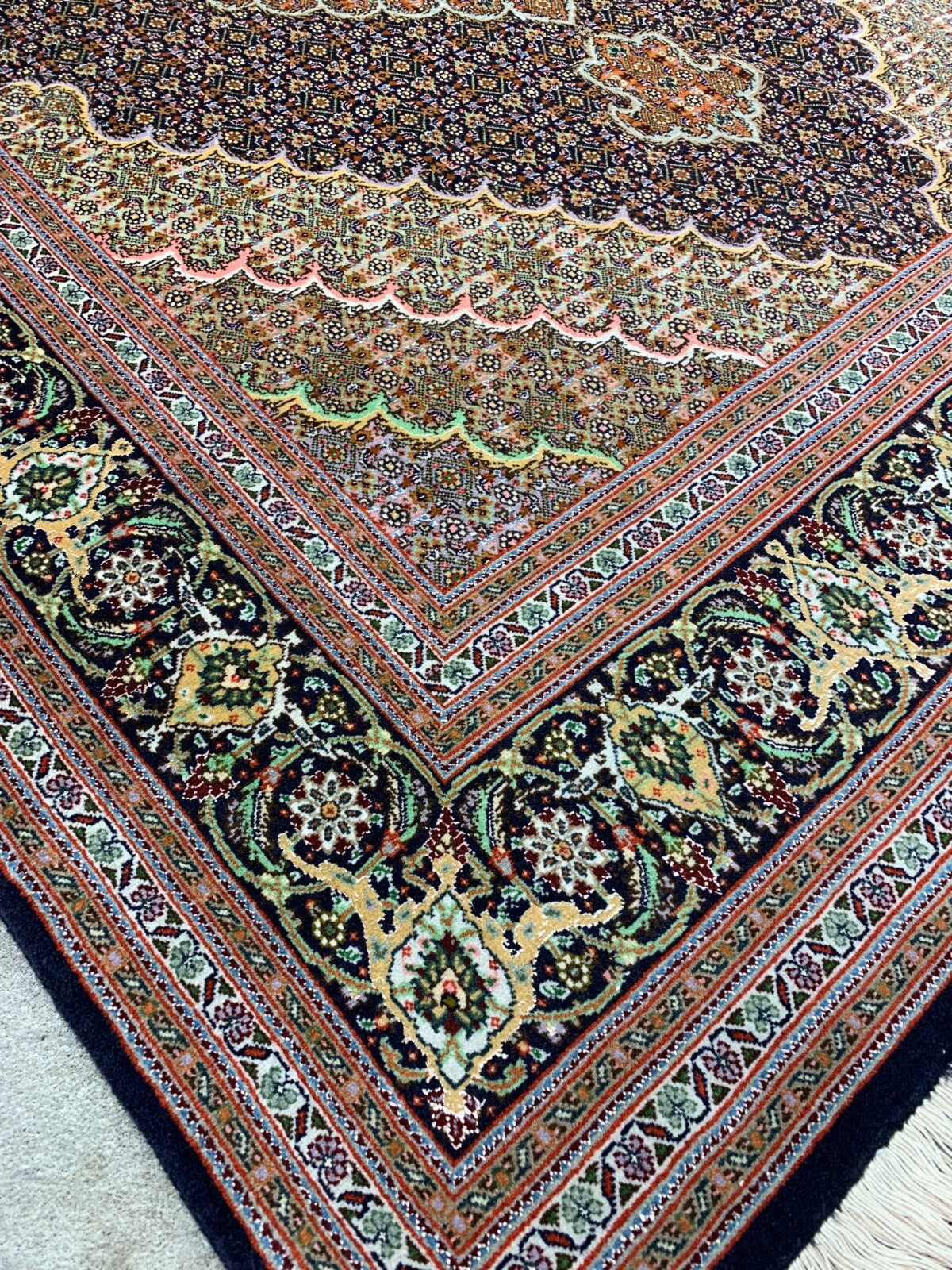 4'10"x6'4" Fine Hand-Knotted Wool & Silk Blend Tabrize Mahi Carpet - Area Rug