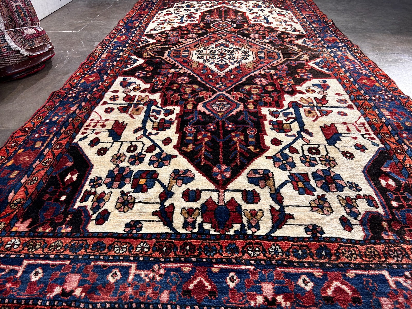 5'4" x 10'4" Hand-Knotted 100% Wool Nahavande Area Rug