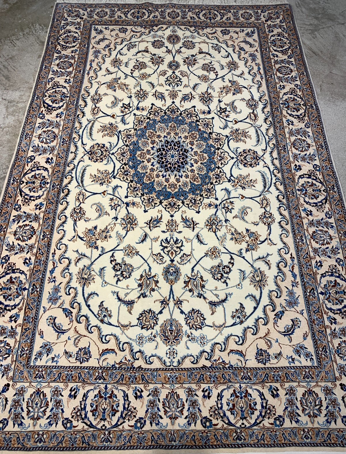 4'4"x6'11" Very Fine Hand-Knotted Wool & Silk Blend Naine Carpet - Area Rug
