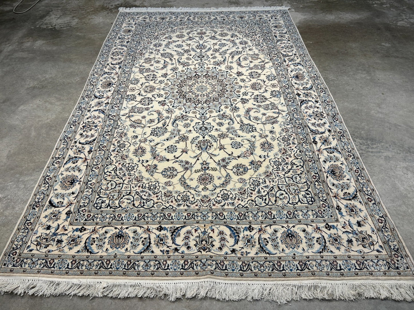 5'7"x9' Extra Fine Hand-Knotted Wool & Silk Naine Rug