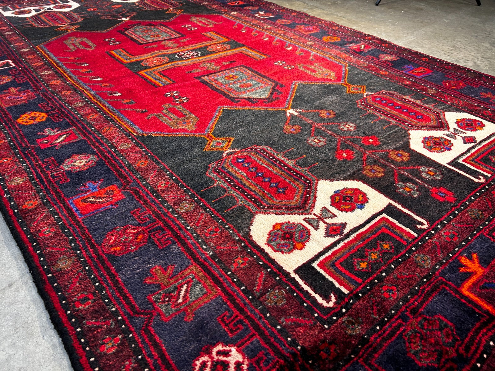 4'11" x 8'5" Hand-Knotted 100% Wool Pile Hamadane Area Rug