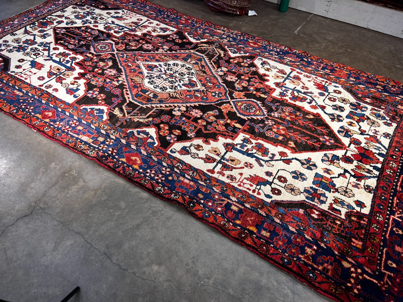 5'4" x 10'4" Hand-Knotted 100% Wool Nahavande Area Rug