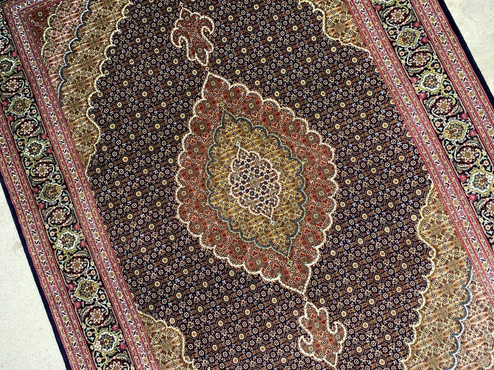 5'1"x7'2" Fine Hand-Knotted Wool & Silk Blend Tabrize Mahi Carpet - Area Rug