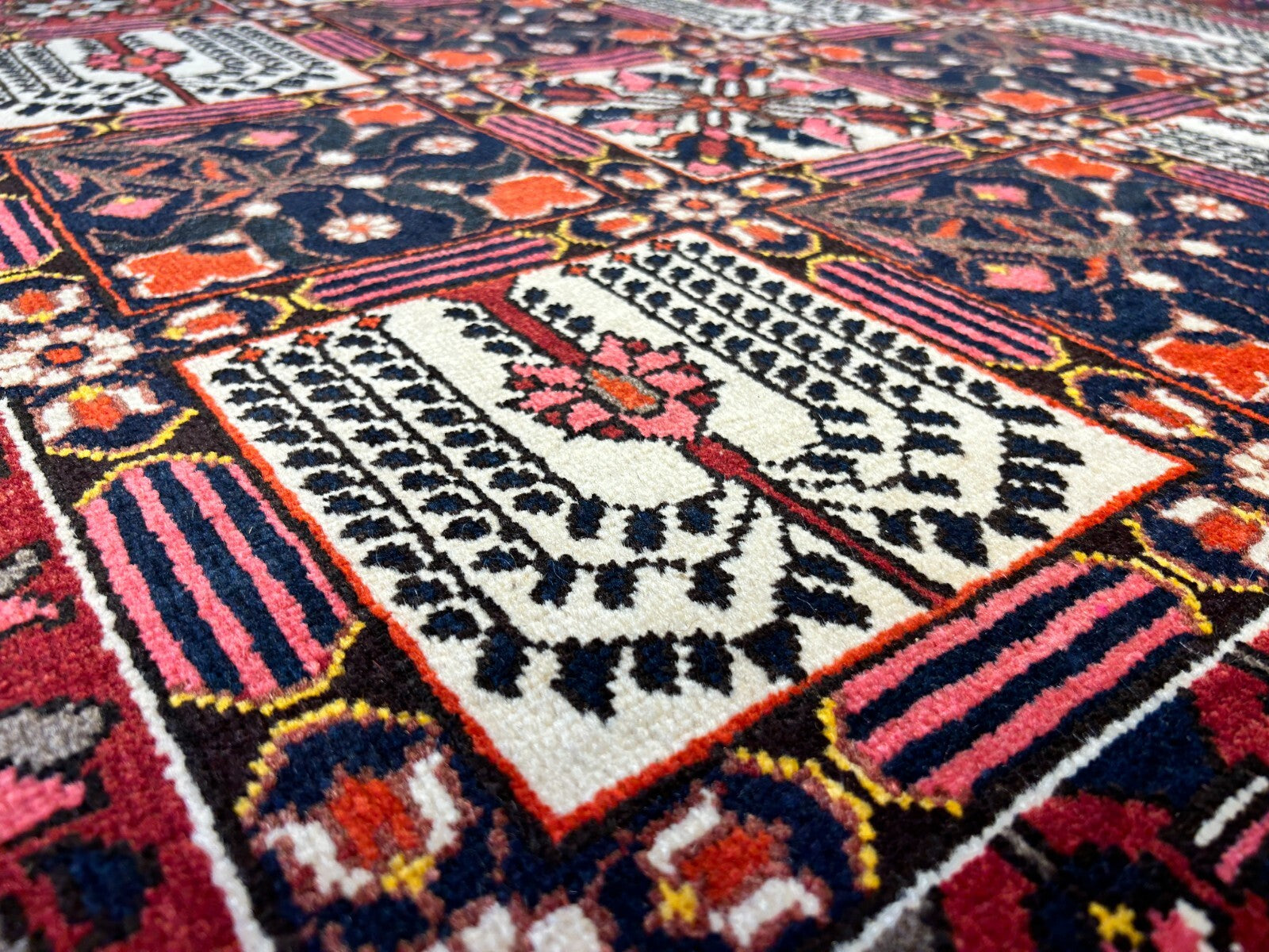 6'11"x10'3" Hand-Knotted 100% Lamb Wool Bakhtiarie Carpet - Area Rug