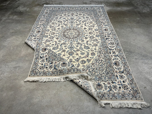 5'7"x9' Extra Fine Hand-Knotted Wool & Silk Naine Rug