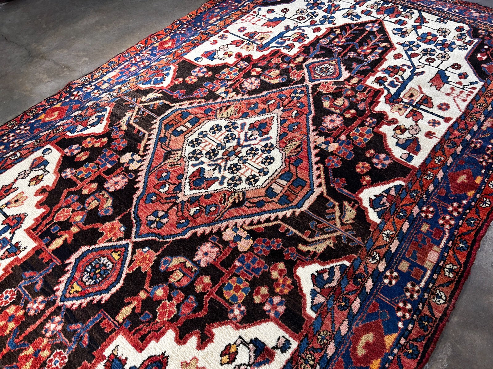 5'4" x 10'4" Hand-Knotted 100% Wool Nahavande Area Rug
