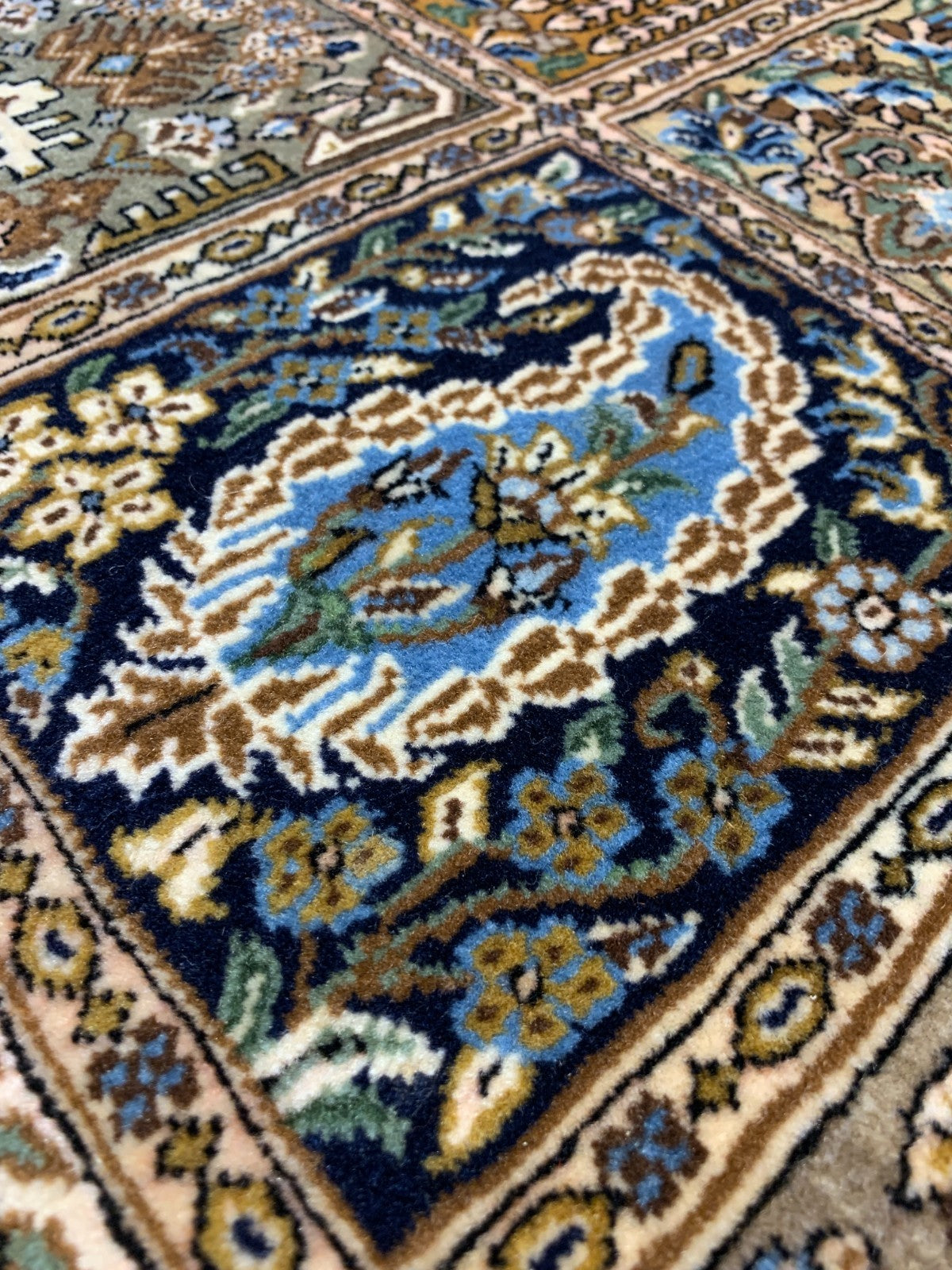 4'6"x7' Fine Hand-Knotted 100% Wool Pile Qume Rug