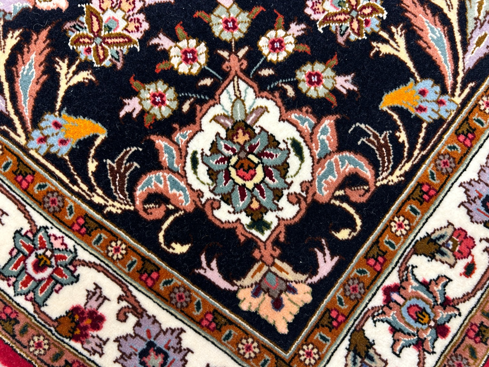 8'10"x12'11" Fine Hand-Knotted Wool & Silk Tabrize Rug